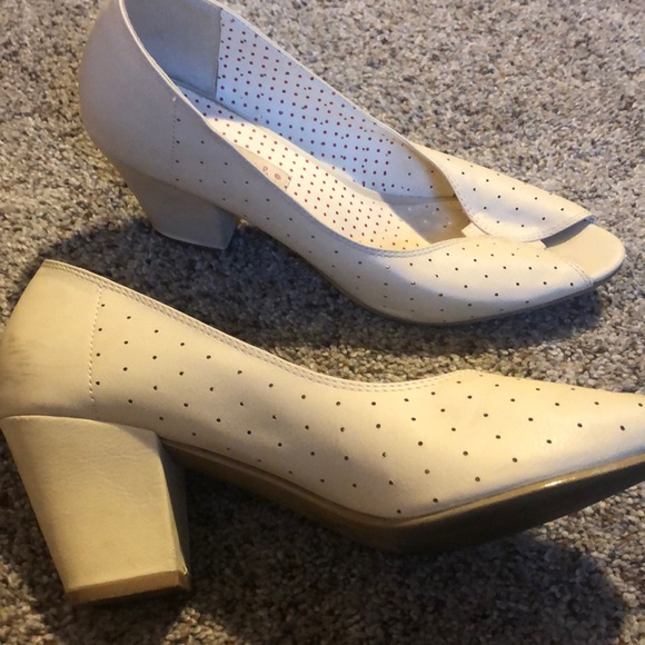 Modcloth B.A.I.T. Halina Shoe in Cream size 10! - Picture 5 of 7
